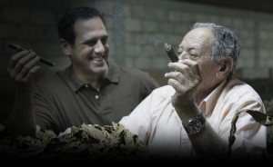 José O und Jorge Padrón beim Cigarrerauchen